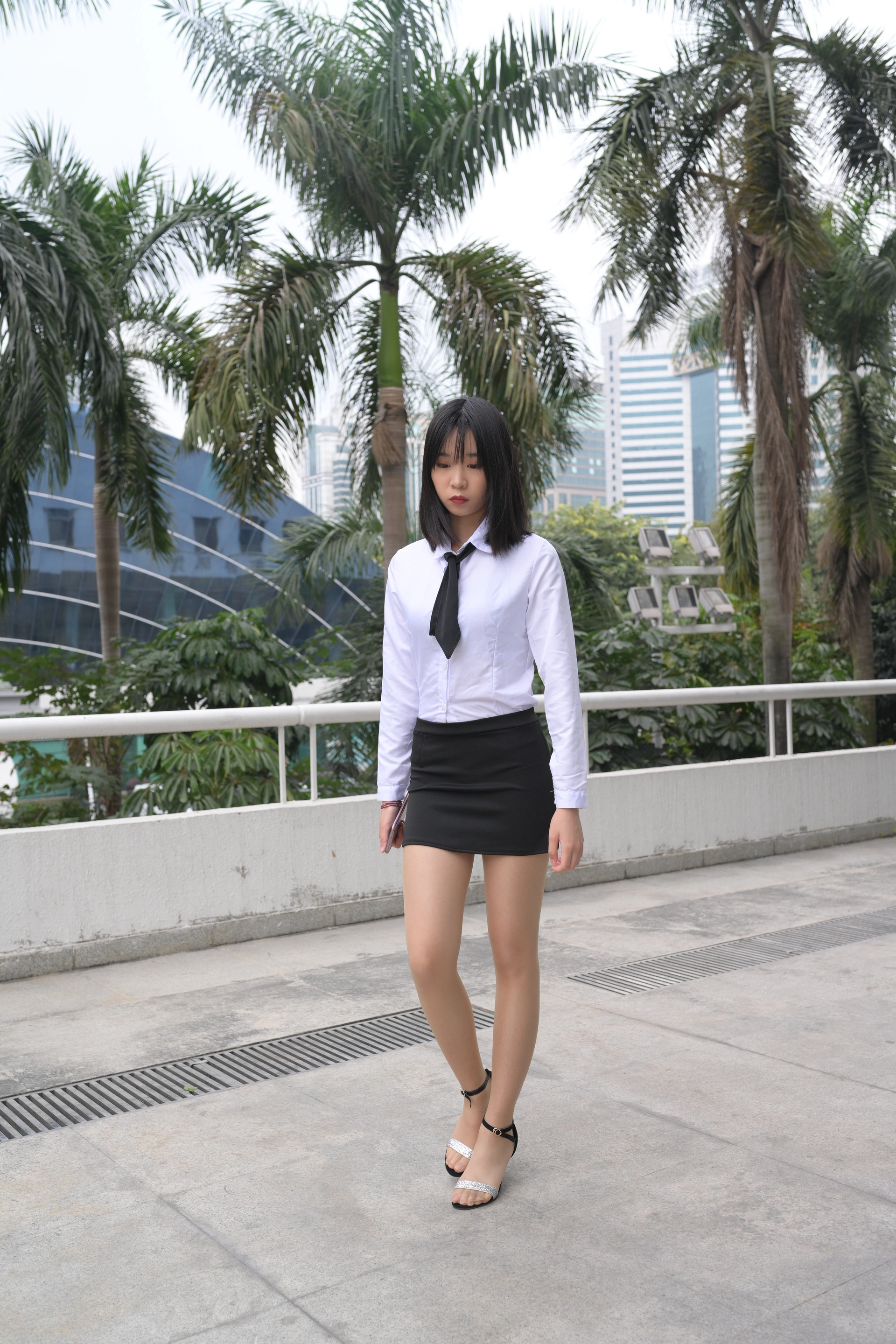 [魔镜街拍] 084 程生街拍-商城推销美女长腿肉丝制服 2
