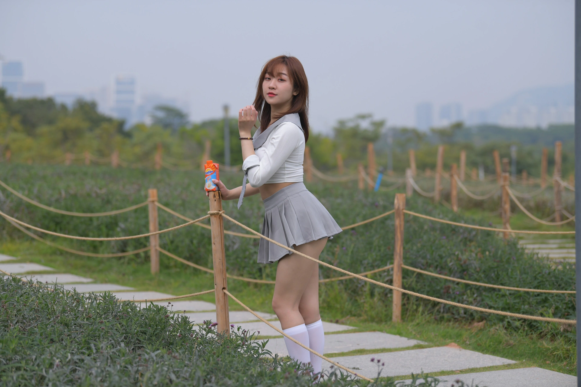 [魔镜街拍] 095 性感动人的小百褶裙美女 1