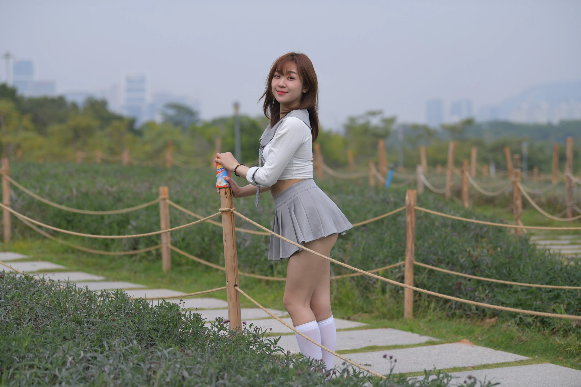 [魔镜街拍] 095 性感动人的小百褶裙美女 2